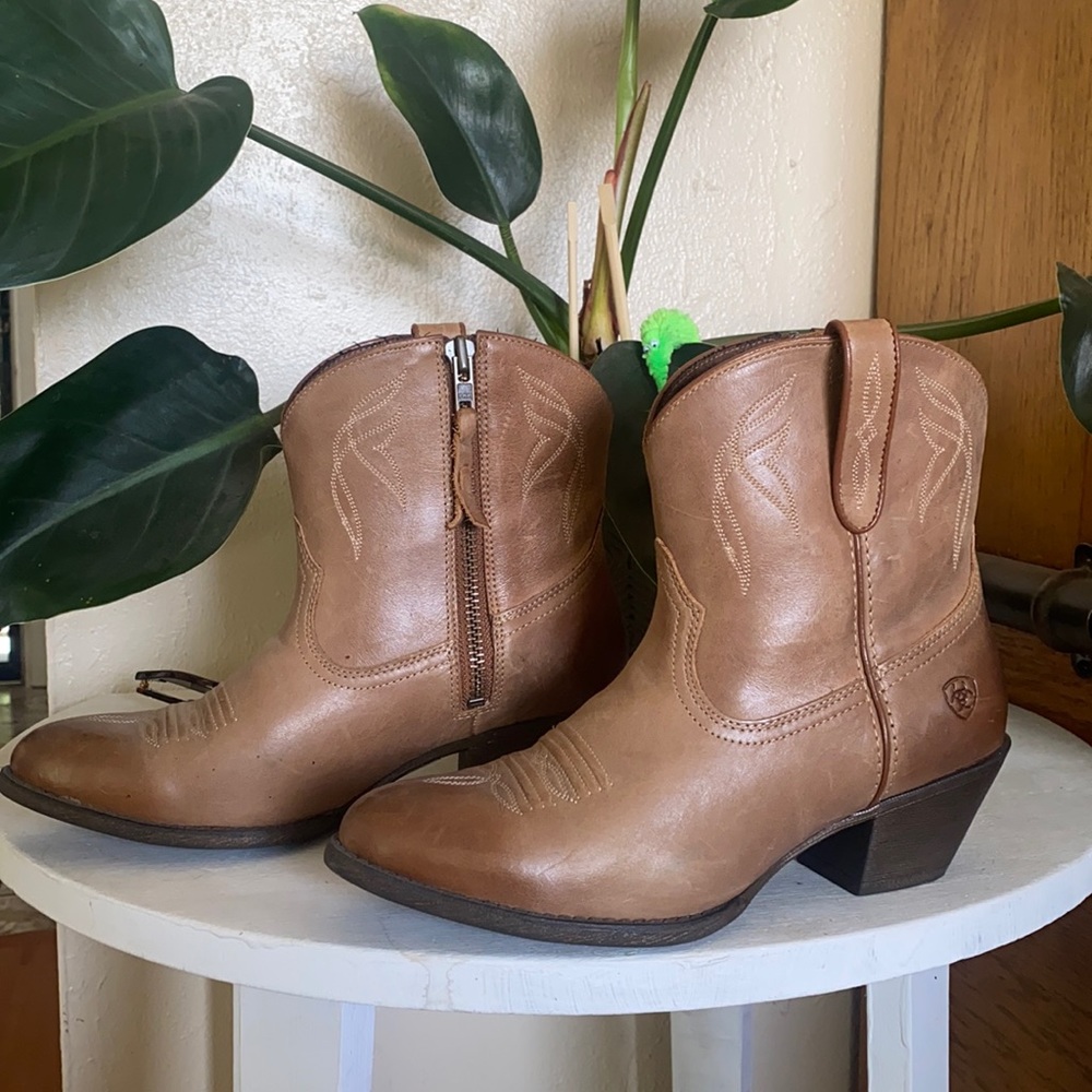 Women’s size 7.5 Ariat boot / bootie